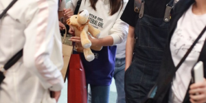 Wu Jinyan looks so tender when she puts on a T-shirt (she looks like a little girl, which is so innocent)