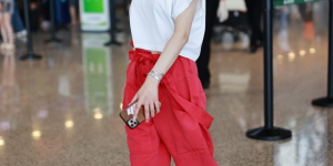 Charmaine Sheh’s fashion sense is not much worse than that of young people (wearing a white T-shirt looks refreshing and elegant at 47 years old without looking old)