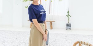 Suggestions on wearing T-shirts in summer (women over 40 will not go wrong if they choose these kinds of bottoms that look good)