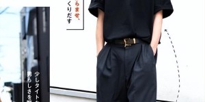 The black T-shirt is simple but not monotonous (the style is full of fashion sense)