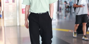 Light green T-shirt + black trousers are high-end and elegant (with a pair of sneakers, it’s really trendy)