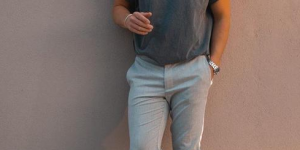 What color T-shirt goes with gray pants for men? (What color top goes with gray pants in summer)