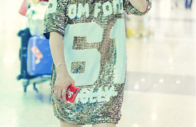 Even though Christy Chung is over 50, she still dresses quite freely (she looks really dazzling in a sequined T-shirt)