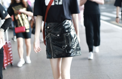 Tang Yan not only has a good figure but also has a first-class sense of fashion (wearing a black T-shirt and a skirt is very feminine)