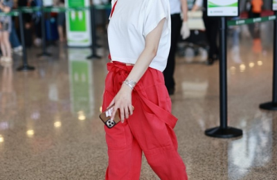 Charmaine Sheh’s fashion sense is not much worse than that of young people (wearing a white T-shirt looks refreshing and elegant at 47 years old without looking old)