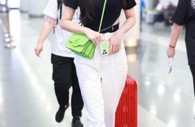 Meng Ziyi knows how to wear fashionable black T-shirt + white pants (simple and fresh style)