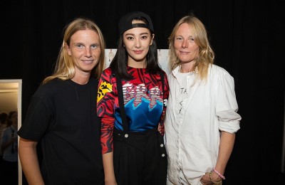 Zhang Yuqi can really handle any style (wearing a printed T-shirt looks like a hip-hop cool girl)