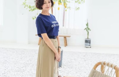 Suggestions on wearing T-shirts in summer (women over 40 will not go wrong if they choose these kinds of bottoms that look good)