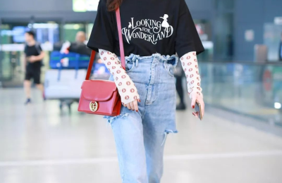 Mei Ting feels so confident in dressing after losing weight successfully (she wears an ordinary black T-shirt and jeans in an international style)