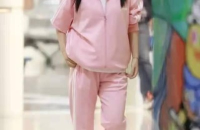 Xie Na finally looks like a mother (wearing a T-shirt and skirt to the airport is a simple and advanced style)