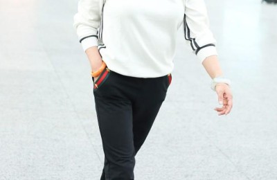 Liu Xiaoqing is very confident wearing a red T-shirt and black leather boots (it’s energetic and fashionable, but she looks 66 years old)