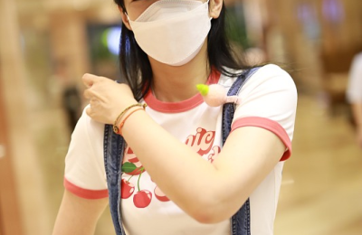 Huang Yi, who is in her 40s, wears a T-shirt and overalls (like a 20-year-old girl, very girly and sweet)