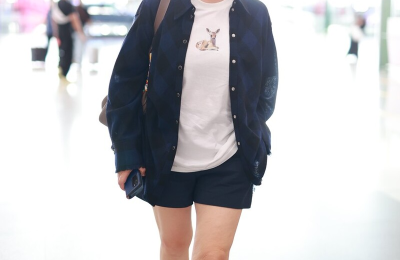 59-year-old Zhang Kaili becomes more fashionable as she gets older (she looks more than 20 years younger in a pink T-shirt and denim shorts)