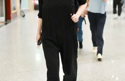 Faye Wong’s style is really low-key. Wearing a ripped T-shirt doesn’t look like a celebrity (tight pants have no intention of showing off her good figure)