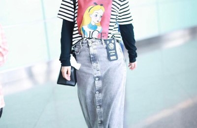 Yang Zi appeared wearing a national trend T-shirt (the style is very fashionable and looks really charming in summer)